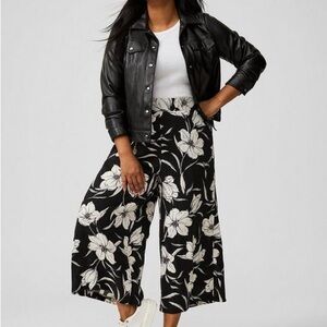 Torrid Black and White Floral Pants - Wide Leg/Crop